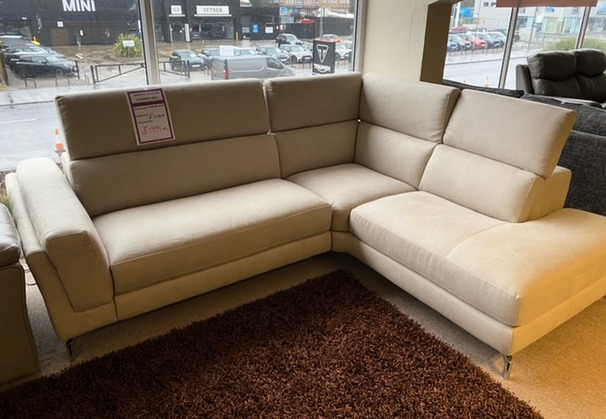 TANCREDI NANCY ELECTRIC RECLINER CORNER SUITE CREAM FABRIC £1499 (SWANSEA SUPERSTORE)