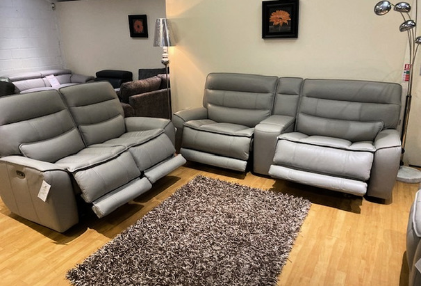 KOMFORT ELECTRIC REECLINER 3 SEATER AND 2 SEATER WITH DRINKS HOLDER £3999 (SWANSEA SUPERSTORE)