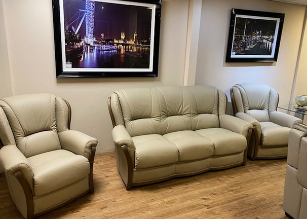 DUCATI 3 SEATER AND 2 CHAIRS CREAM £2999 (SWANSEA SUPERSTORE)