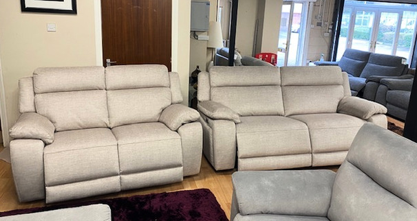 LANDBOND 215 ELECTRIC RECLINER 3 SEATER AND 2 SEATER CREAM £1399 (SWANSEA SUPERSTORE)